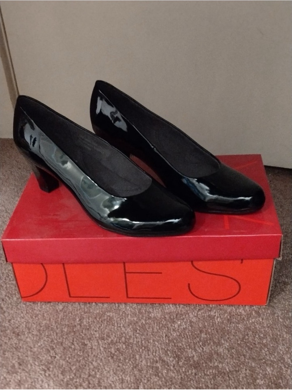 AEROSOLES Black Patent Mid Block Heel Pump